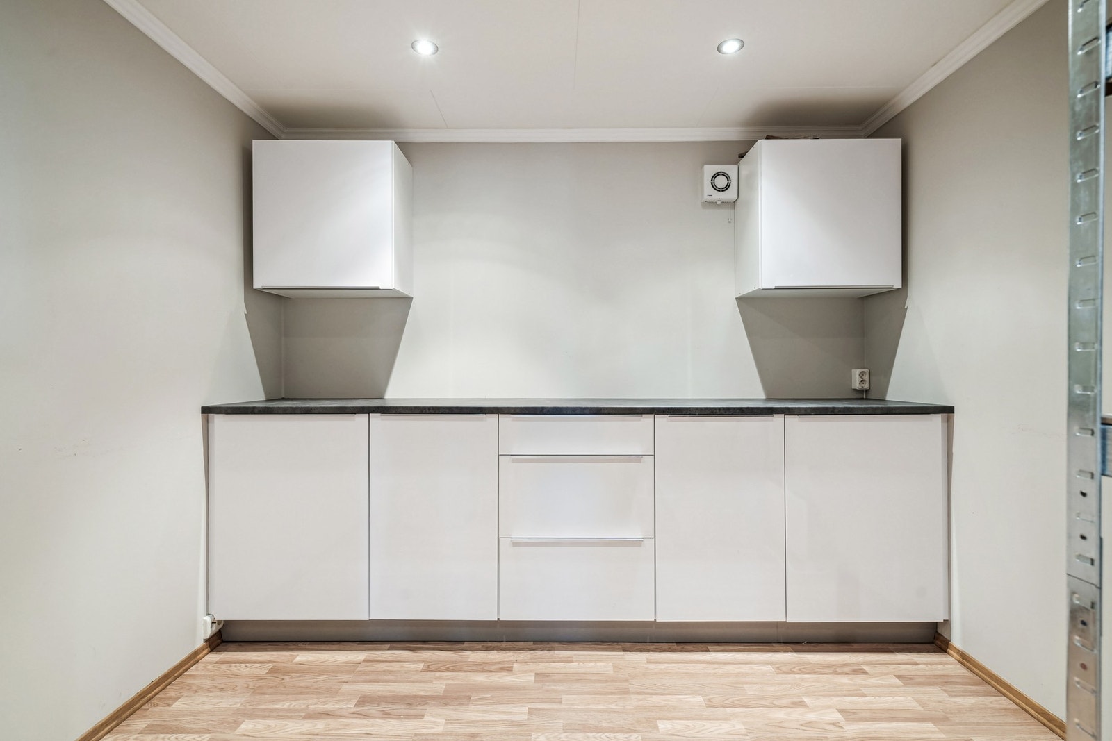 Bod med innredning fra Kvik i hvite høyglans fronter og laminat benkeplate. Galleribilde