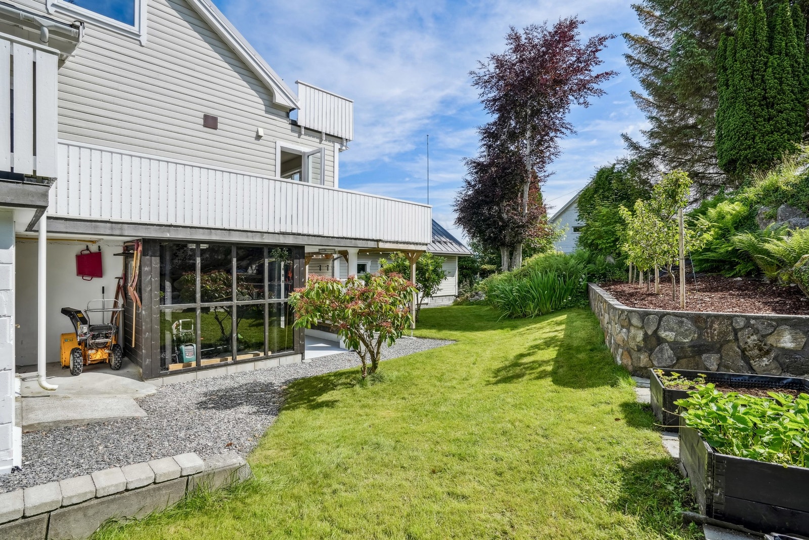 Pent opparbeidet hage med god og trygg boltringsplass. Galleribilde