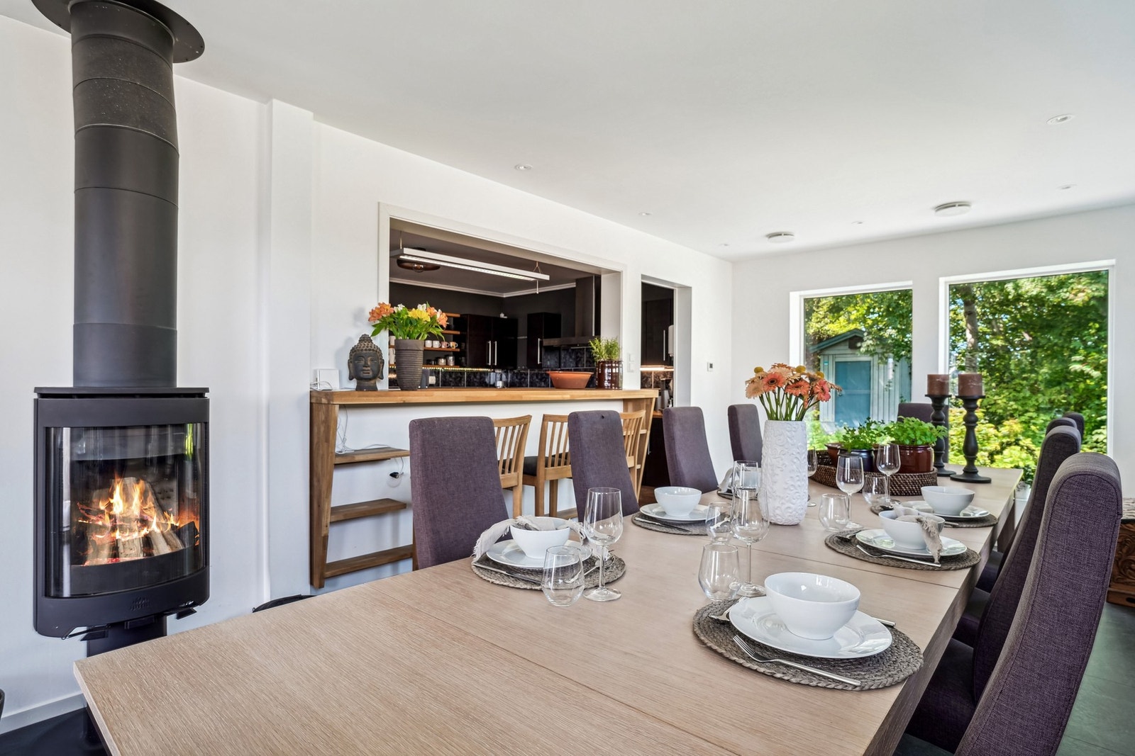 Gjennomtenkt planløsning med spiseområdet tett på kjøkkenet, som gir en sømløs flyt i hverdagen. Galleribilde