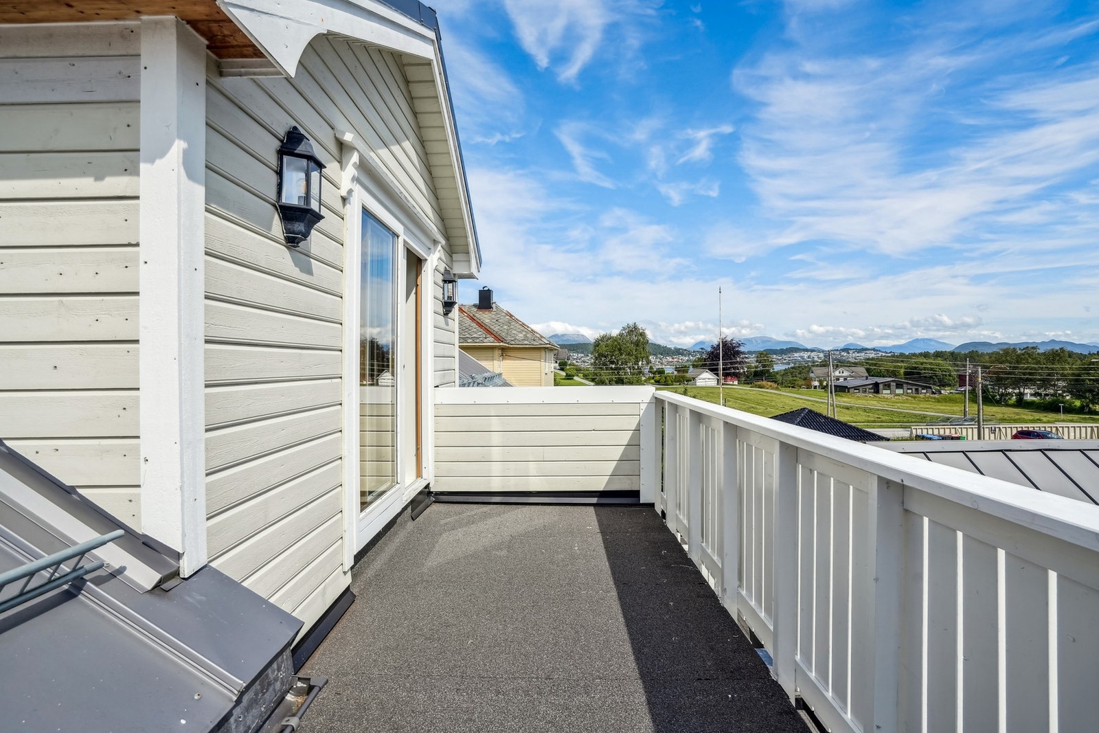 Fra soverommet er det tilkomst til en terrasse på 12 kvm med gode sol- og utsiktsforhold. Galleribilde