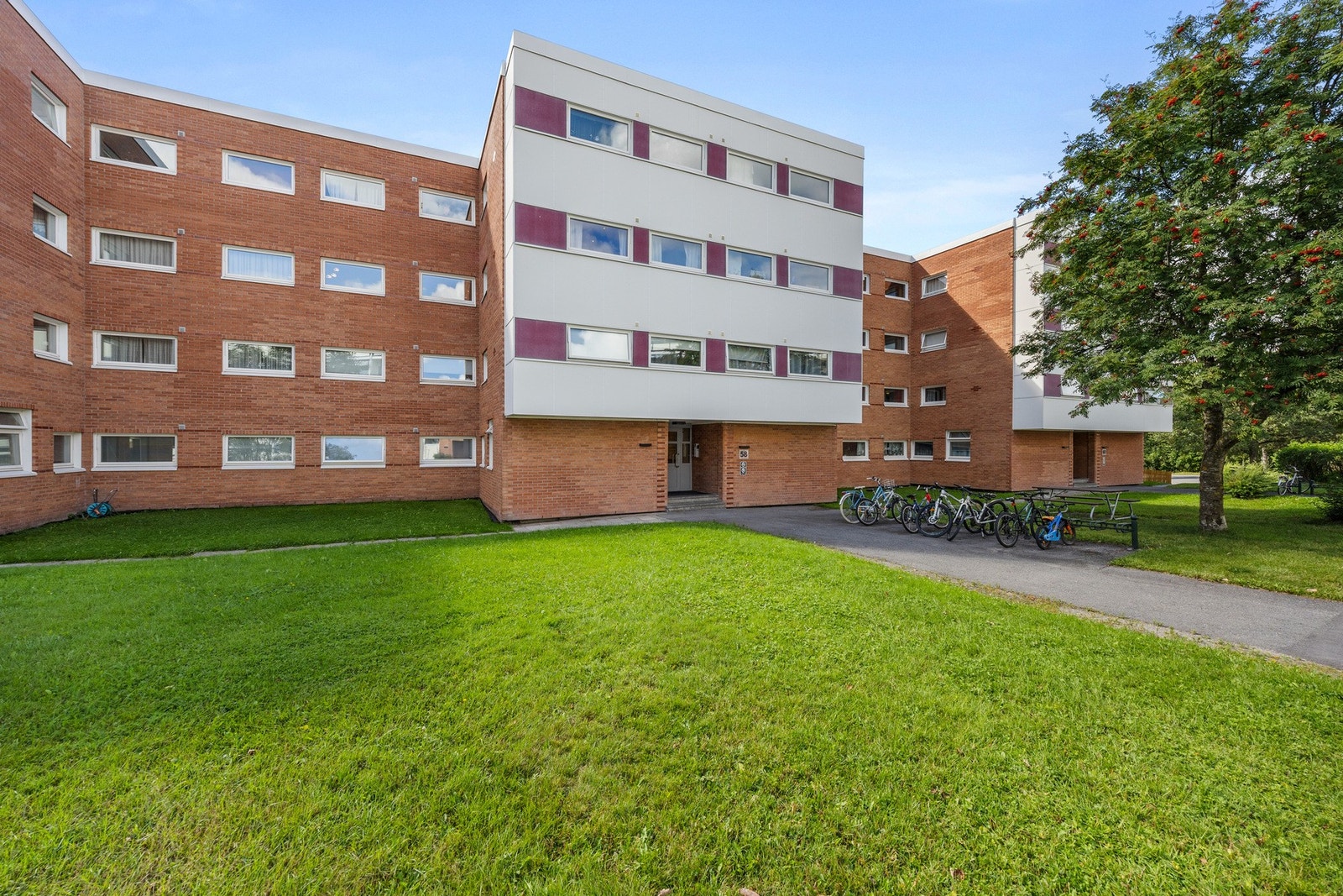 Lys og romslig leilighet med gjennomtenkt planløsning i rolige omgivelser Galleribilde