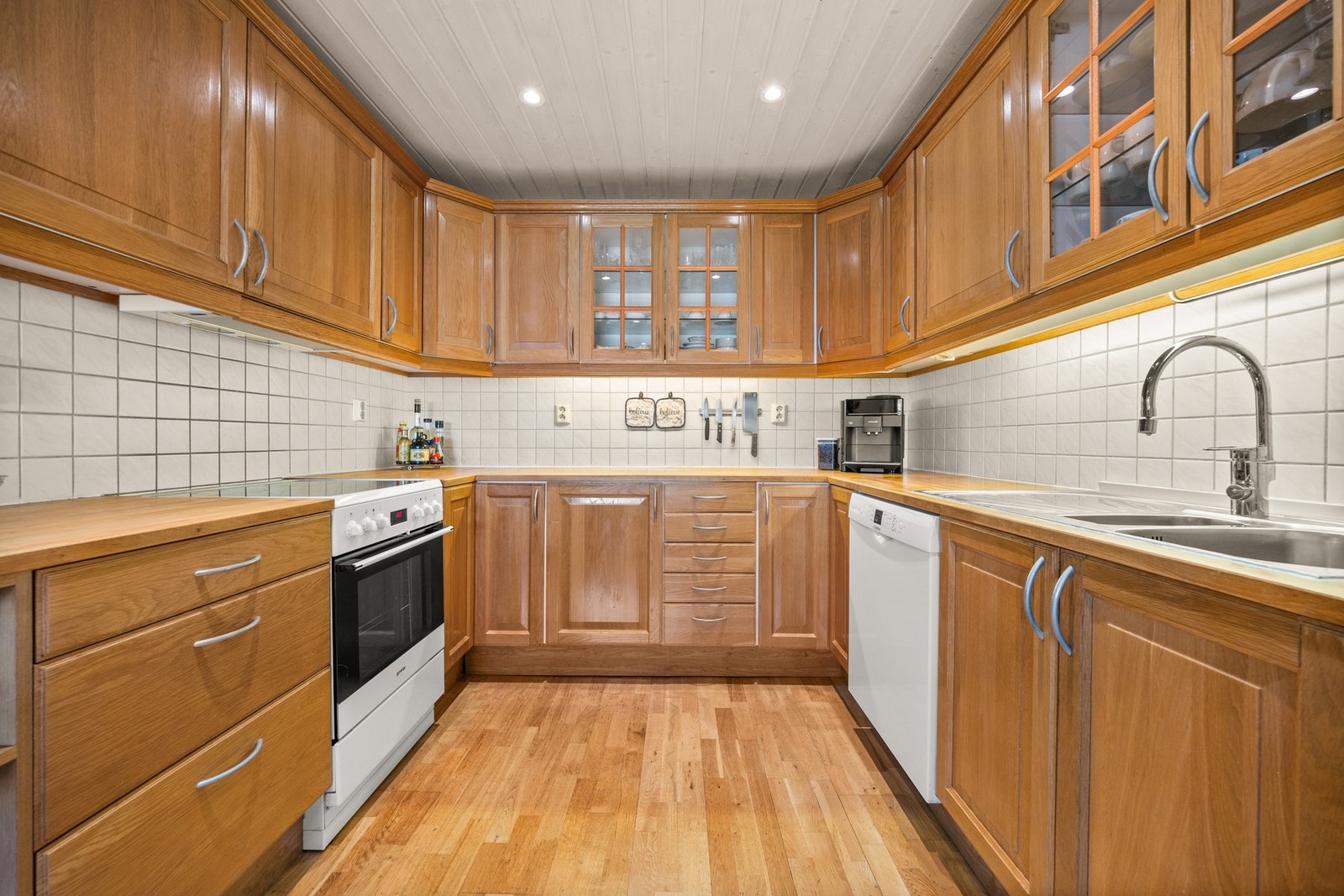 God skap- og benkeplass som gir rom for effektiv matlaging Galleribilde