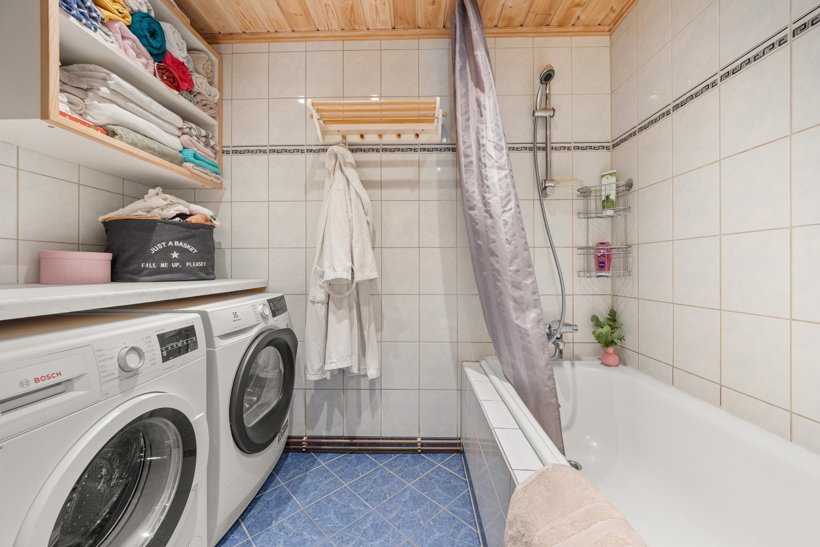 Dusjkabinett, servant med oppbevaring og speil Galleribilde