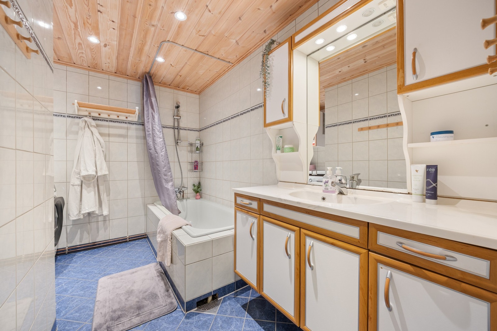 Flislagt bad med gulvvarme for ekstra komfort Galleribilde