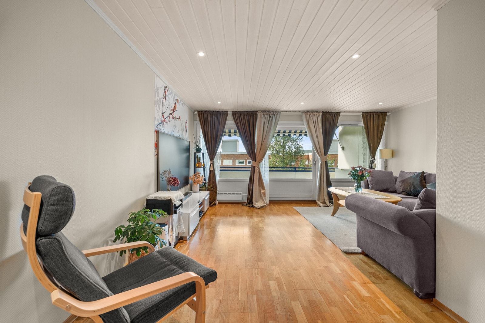 Lys og romslig stue med store vindusflater som gir rikelig med naturlig lys Galleribilde