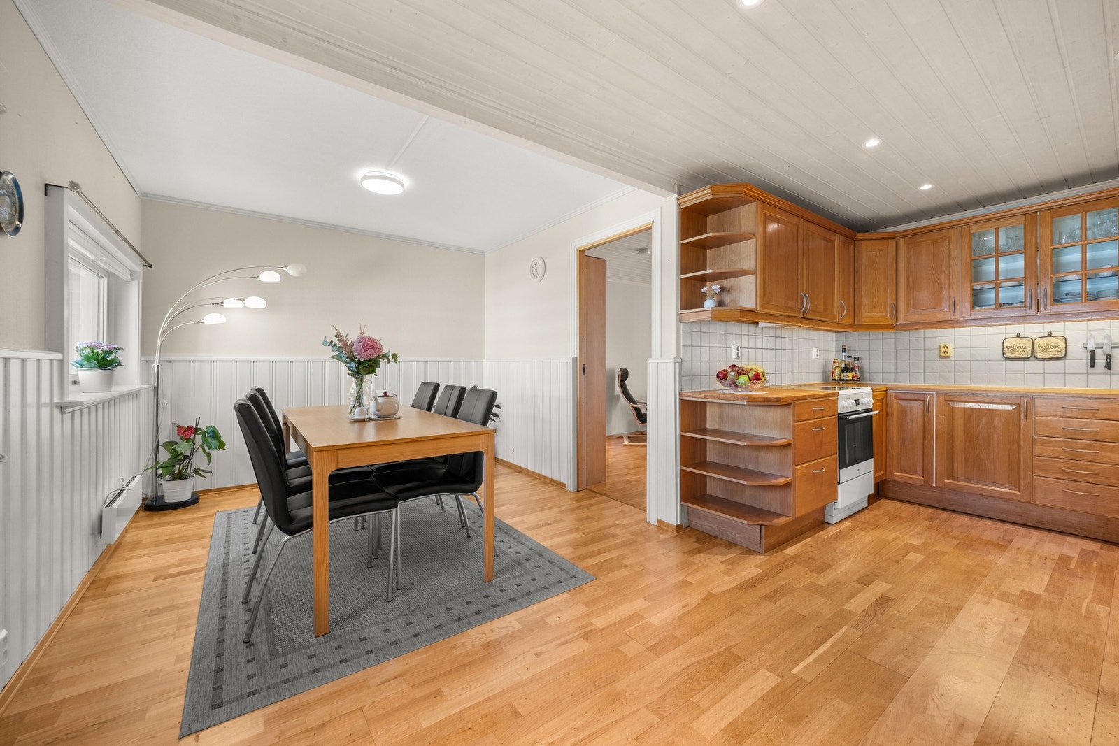 Spisestuen er praktisk plassert ved kjøkkenet Galleribilde