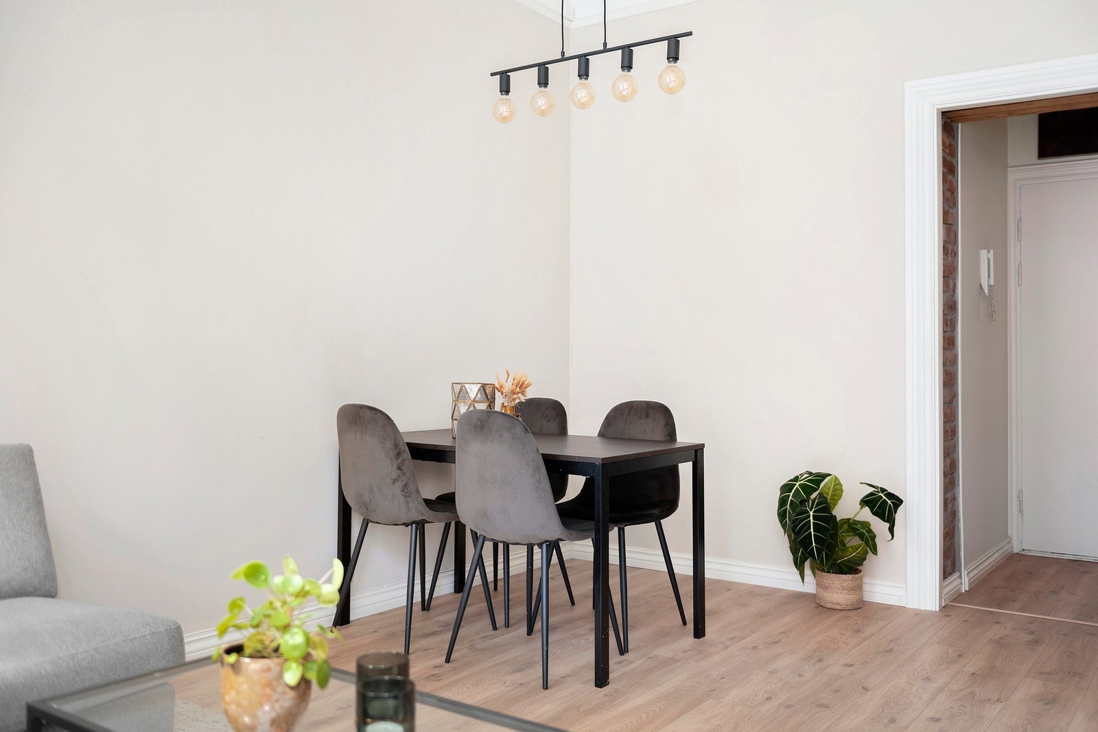 Stuen kan enkelt innredes med en større spisegruppe Galleribilde