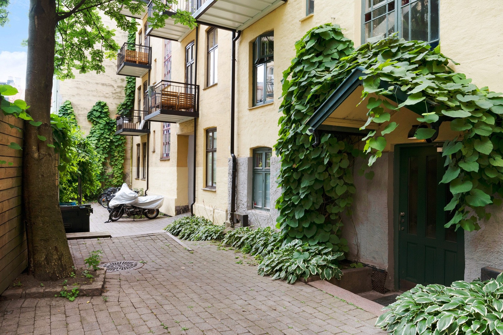 Inngangsparti i bakgård Galleribilde