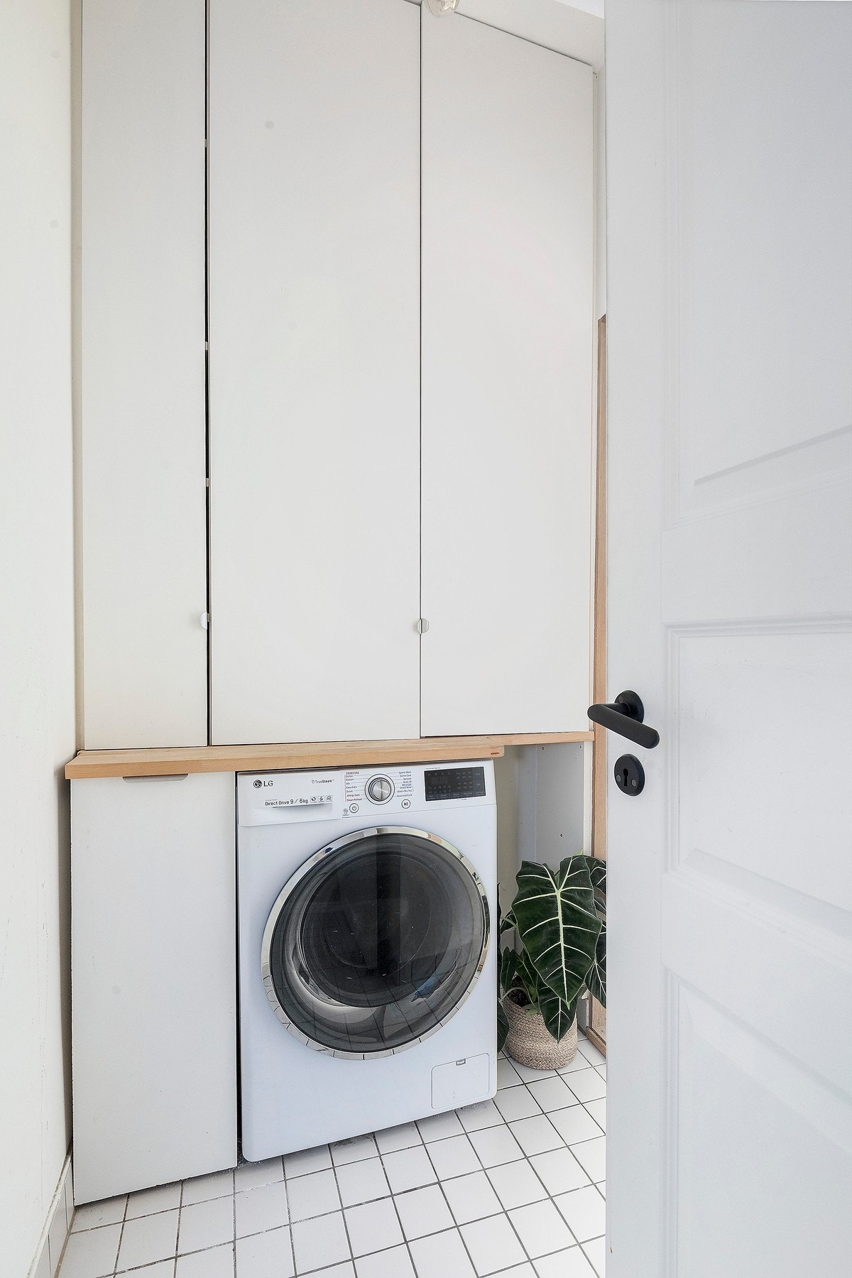 Praktisk, separat vaskerom ligger i tilknytning soverom med balkong Galleribilde