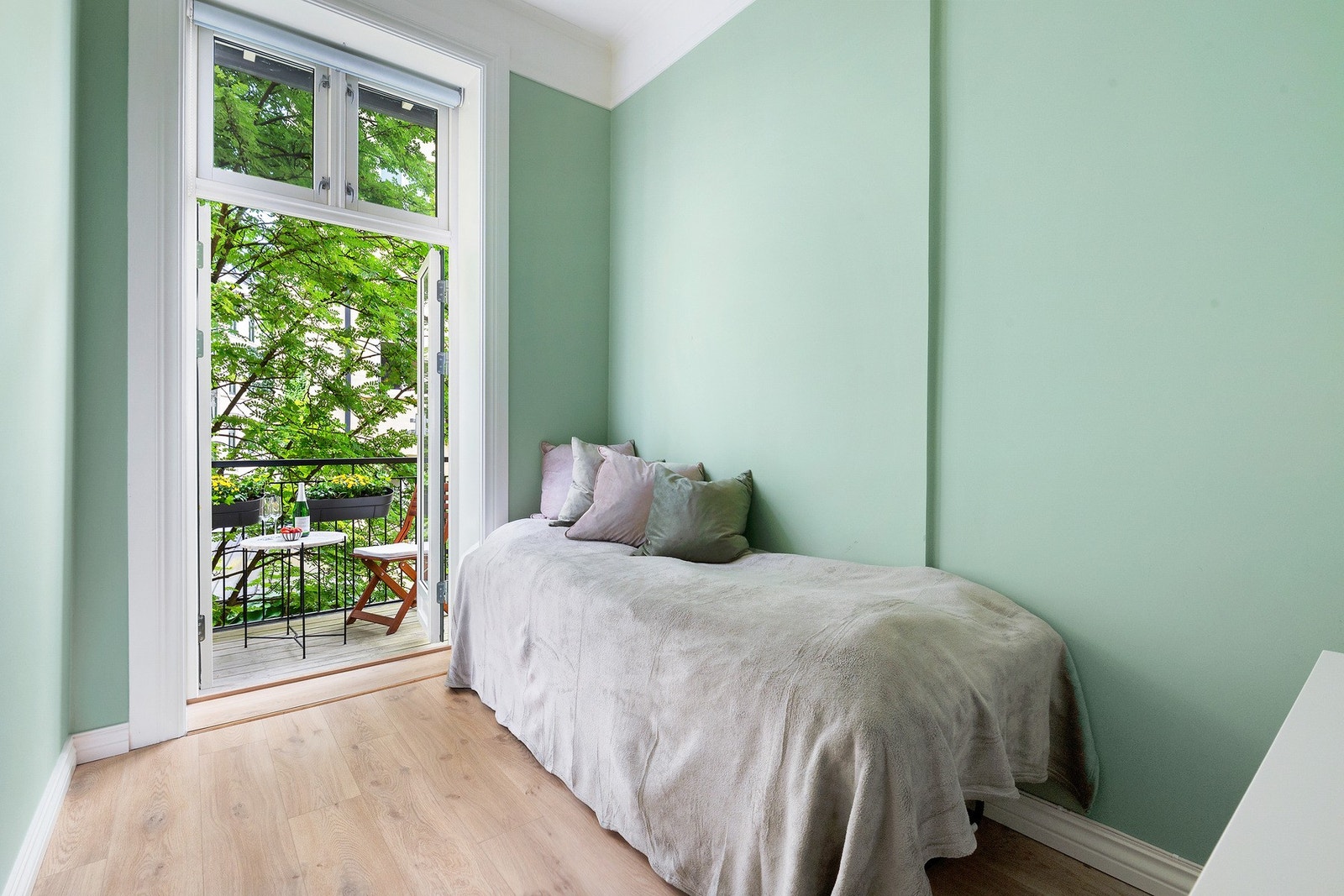 Soverom 2 har adkomst til boligens balkong Galleribilde