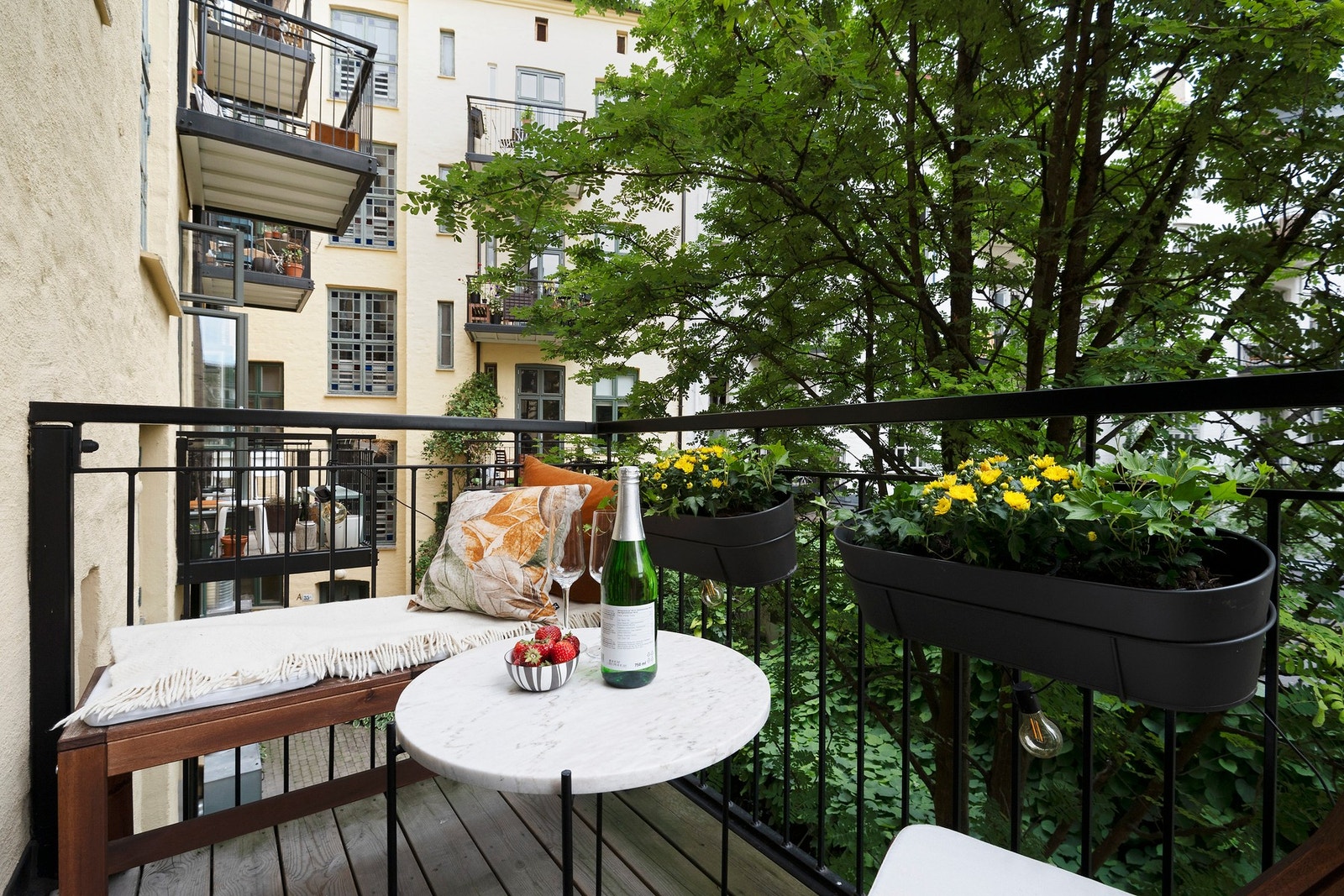 Balkongen måler 3 kvm og vender mot rolig bakgård Galleribilde