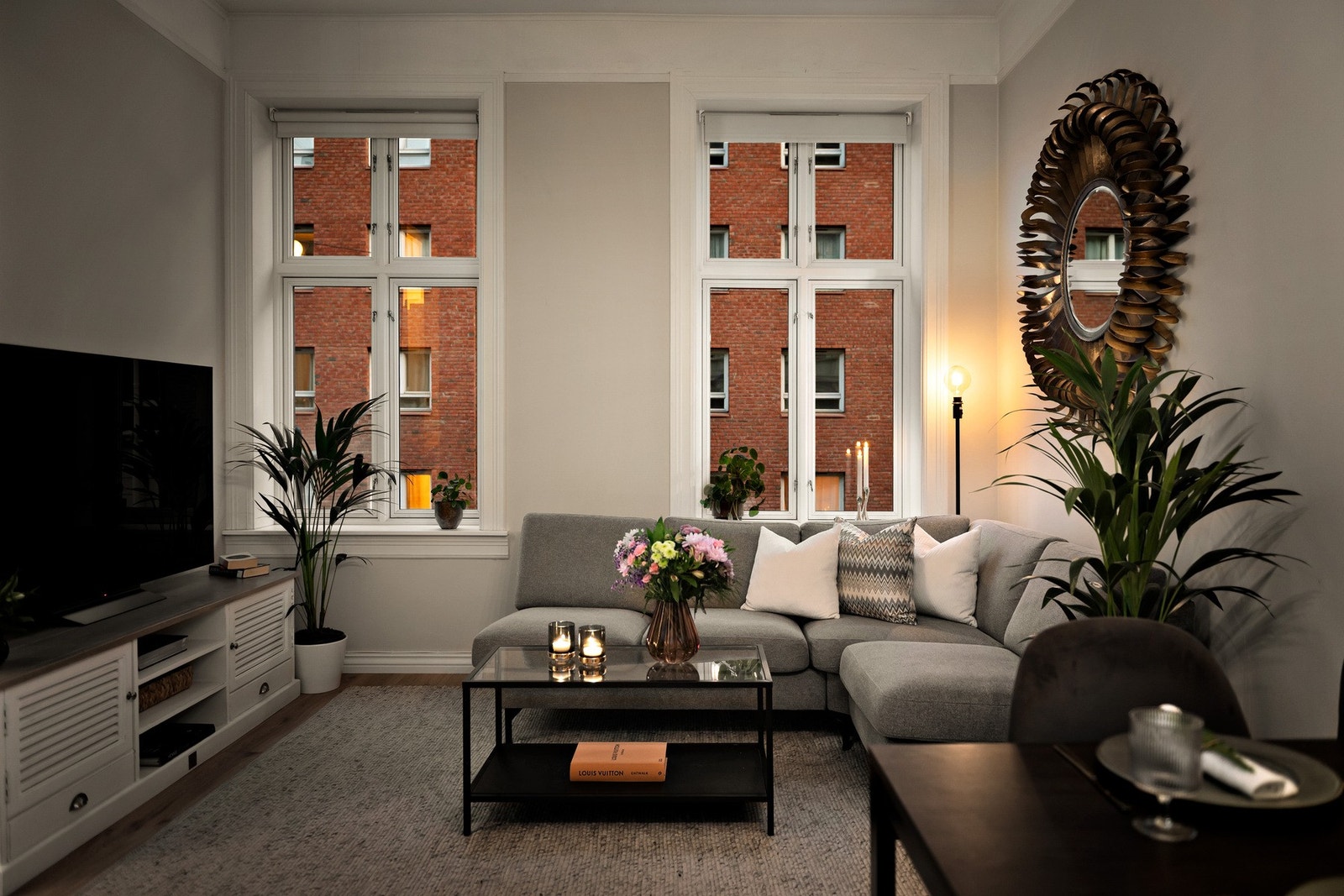 Videre er det god plass til en deilig sofagruppe med tilhørende møblement Galleribilde