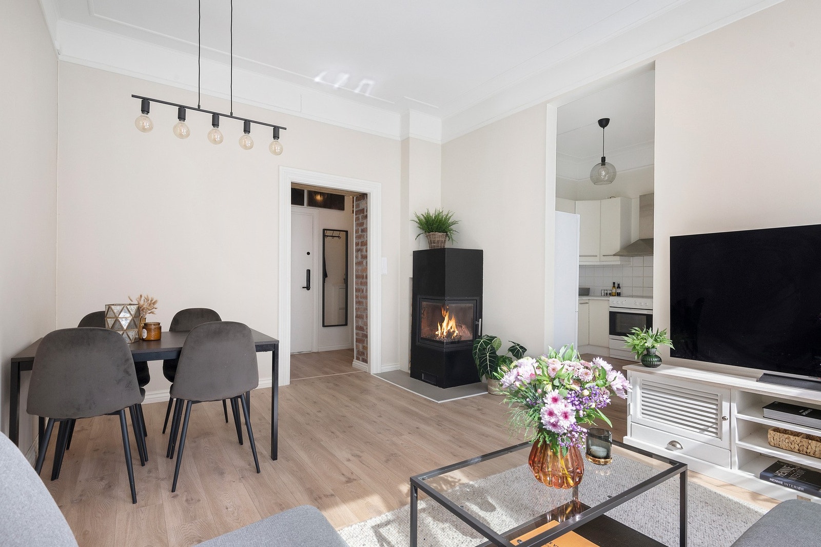 Leilighetens oppholdsrom er av god størrelse og har flere innredningsmuligheter Galleribilde