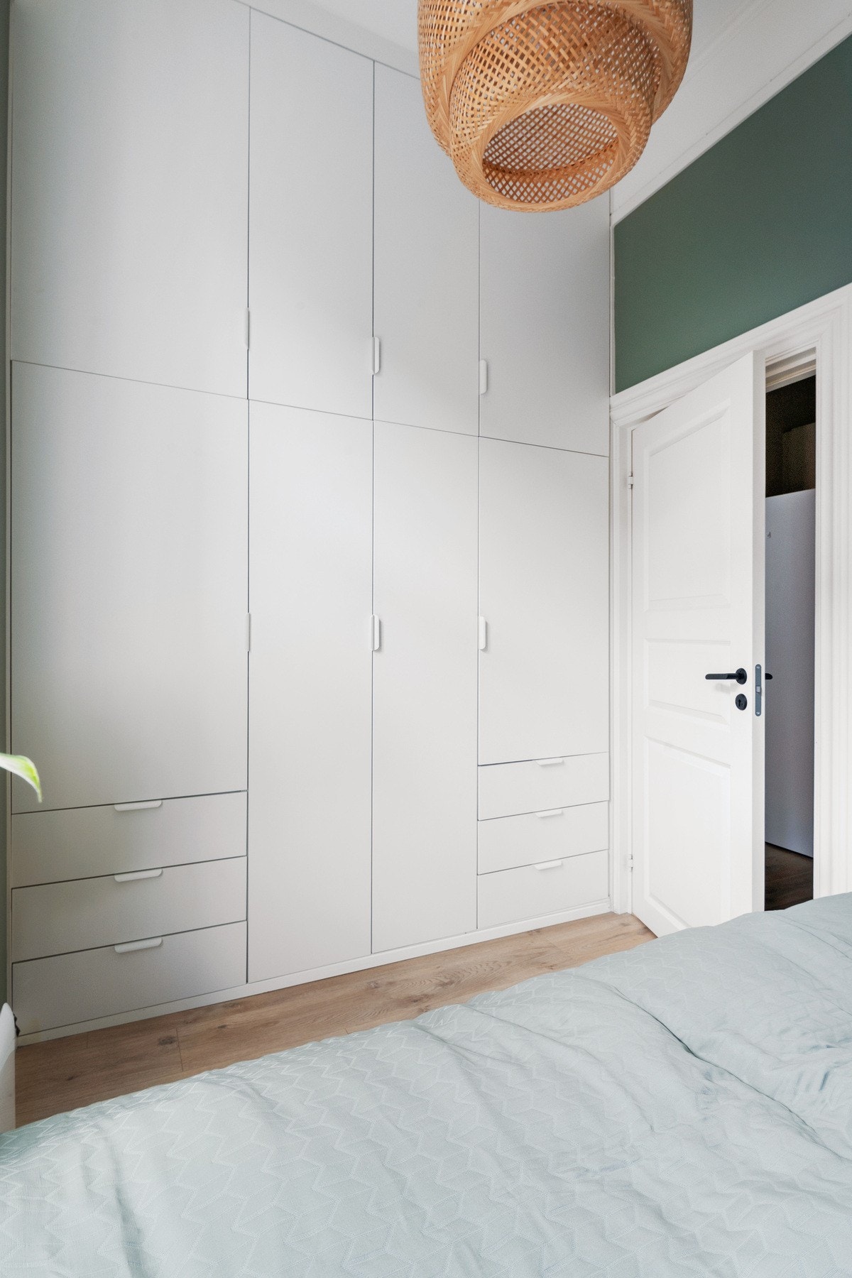 Soverom 1 med inngang fra kjøkken. Rommet har et stort garderobeskap med god plass til klær og personlige eiendeler Galleribilde