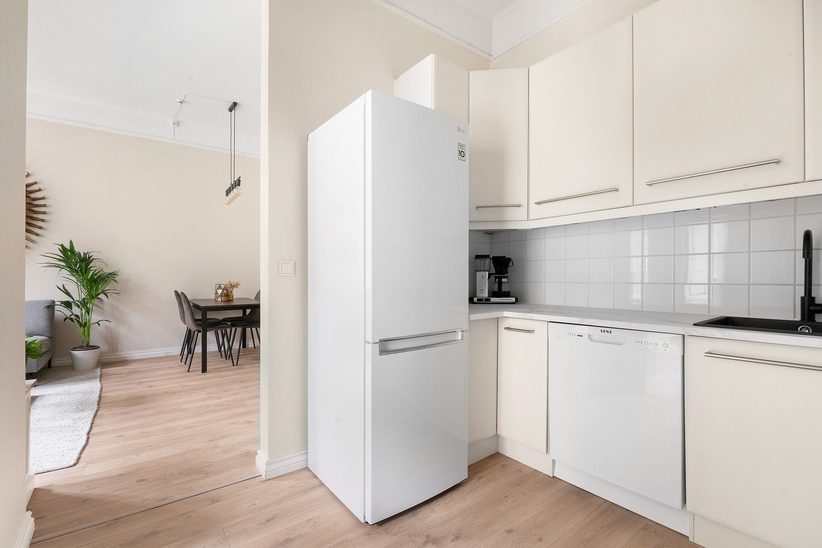 Kjøkkenet ligger i en delvis åpen løsning til stuen, noe som skaper et sosialt oppholdsrom Galleribilde