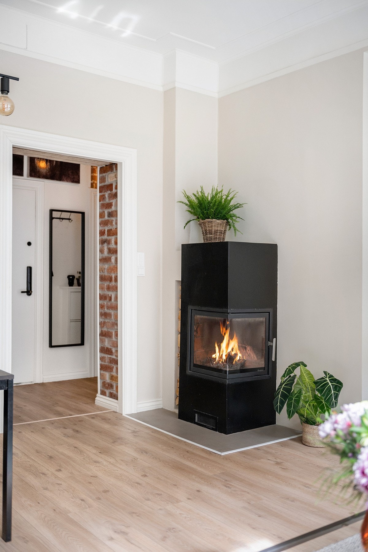 En lekker peisovn fra 2011 sørger for godt med varme og en hyggelig atmosfære på kjølige vinterkvelder Galleribilde