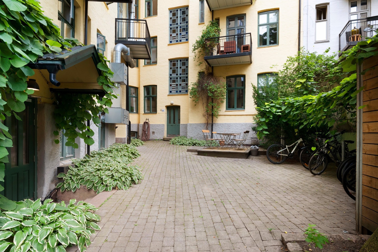 Bakgård med hyggelig sittegruppe Galleribilde