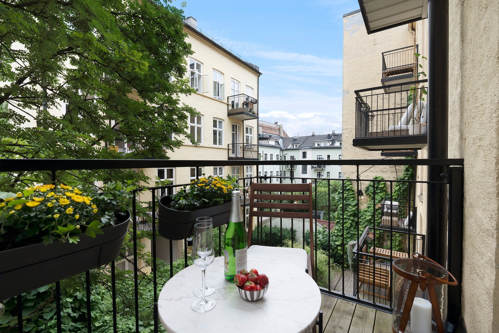 Balkongen kan enkelt innredes med en hyggelig sittegruppe Galleribilde