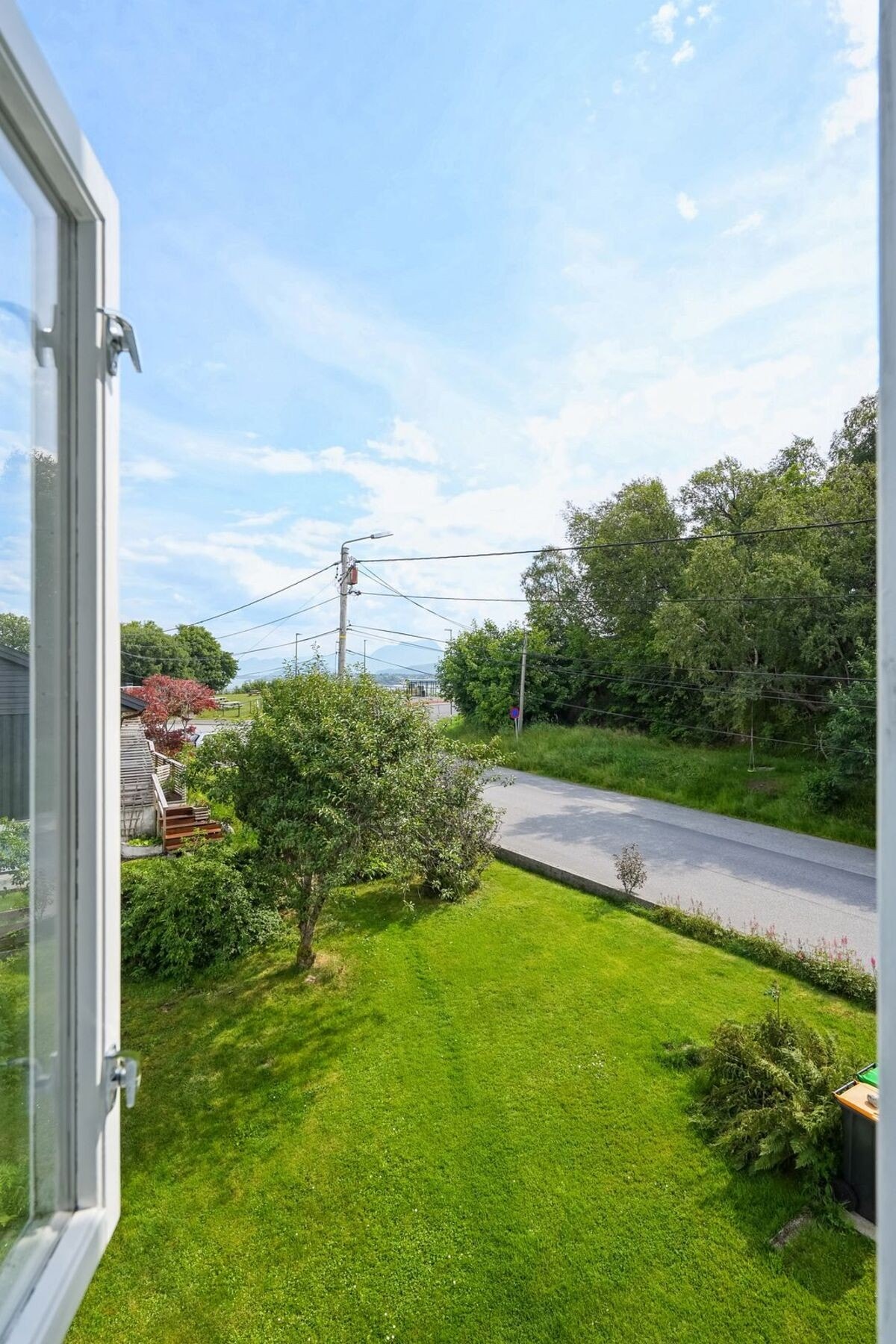 Fra eiendommen har man gode solforhold mot sør, og en ellers nydelig utsikt mot nord. Galleribilde