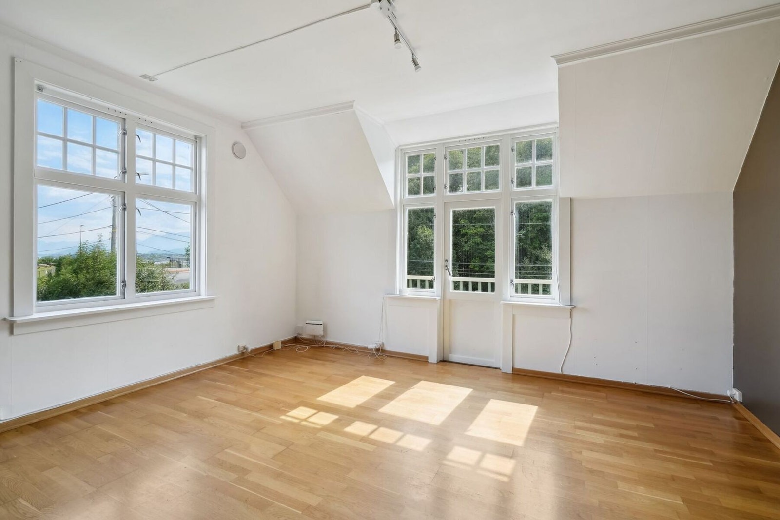 Leiligheten er en del av en nylig seksjonert tomannsbolig fra 1930. Tomannsboligen kan selges samlet om ønskelig. Galleribilde