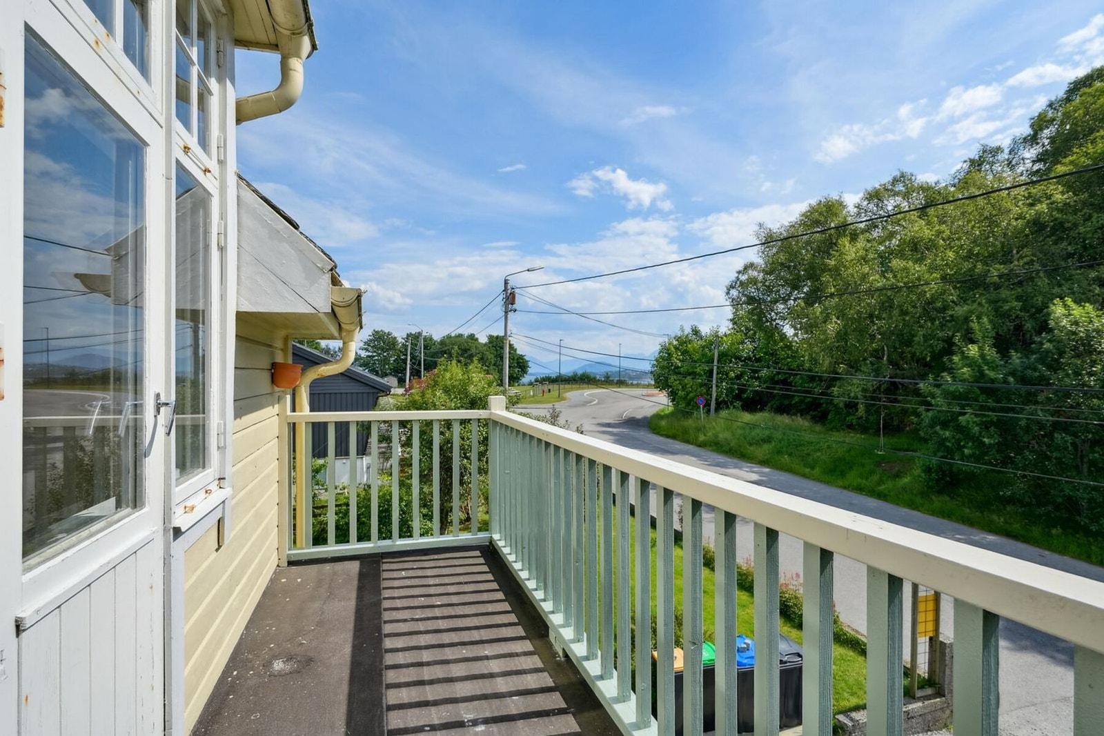 - her kan man nyte gode solforhold og noe utsikt ut mot Borgundfjorden. Galleribilde