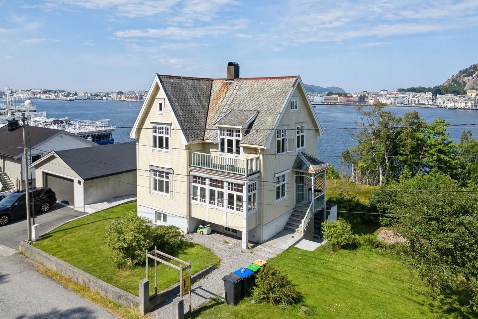 Velkommen til Kaptein Linges veg 199! PrivatMegleren presenterer en lys selveierleilighet med 3 soverom i et rolig område på Slinningen. Galleribilde