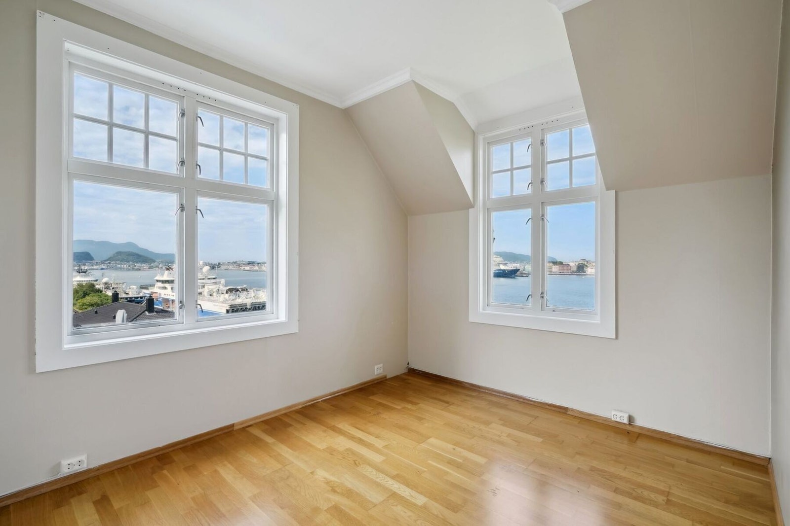 Det er tre soverom i leiligheten, hvorav dette har nydelig utsikt over mot Ålesund sentrum og de omkringliggende fjellene. Galleribilde