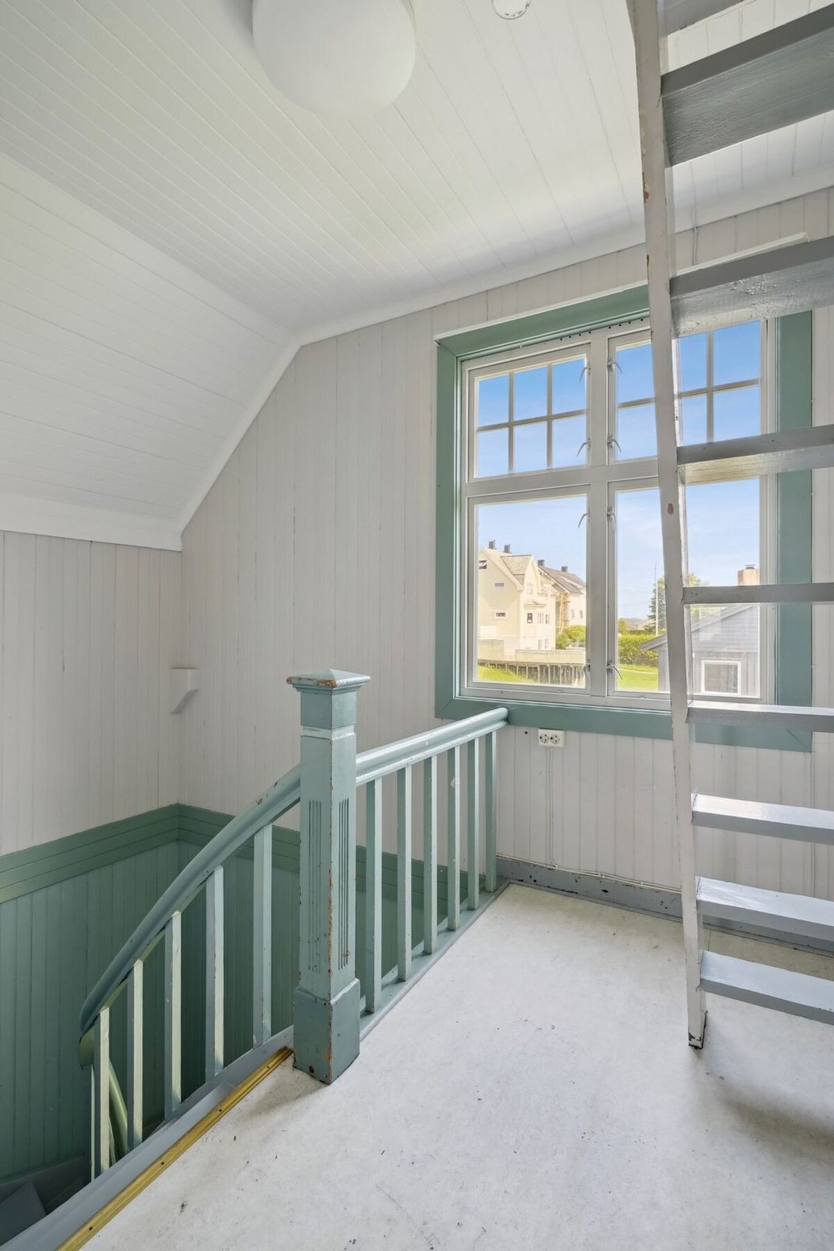 Leiligheten er beliggende i byggets 2.etasje og har tilkomst via felles trappegang. Galleribilde