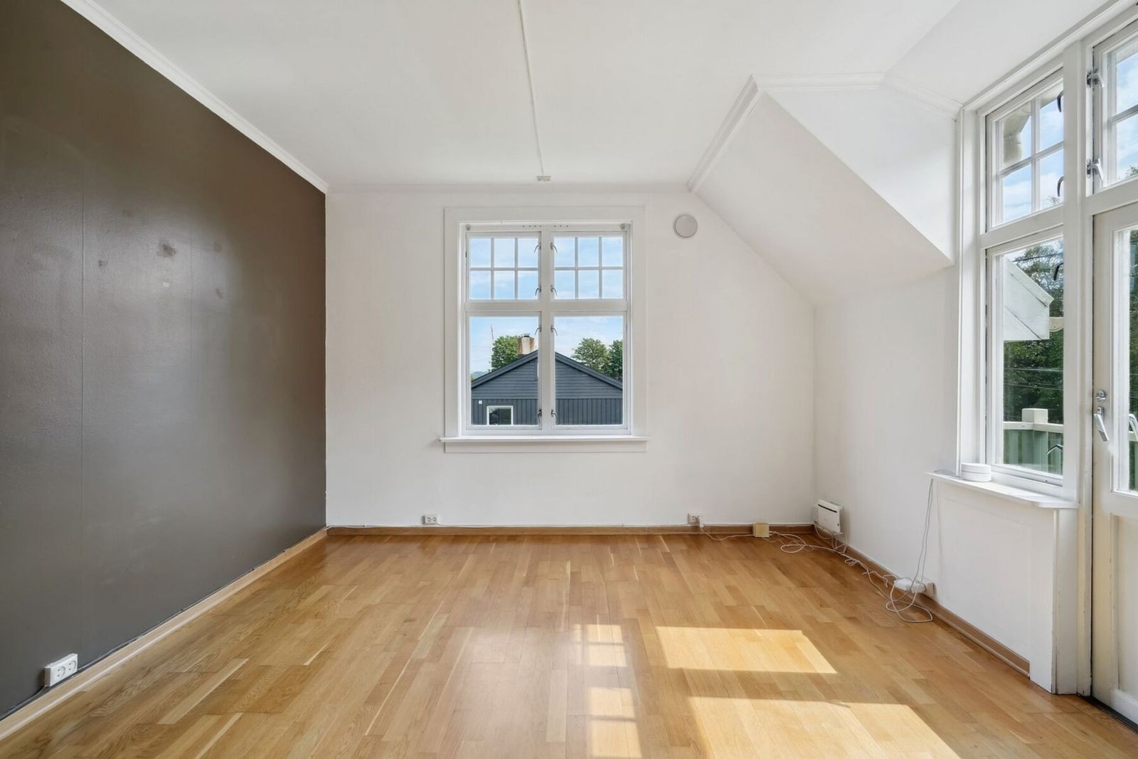 Trivelig stue med godt lysinnslipp og god plass til møblering av sofagruppe. Galleribilde