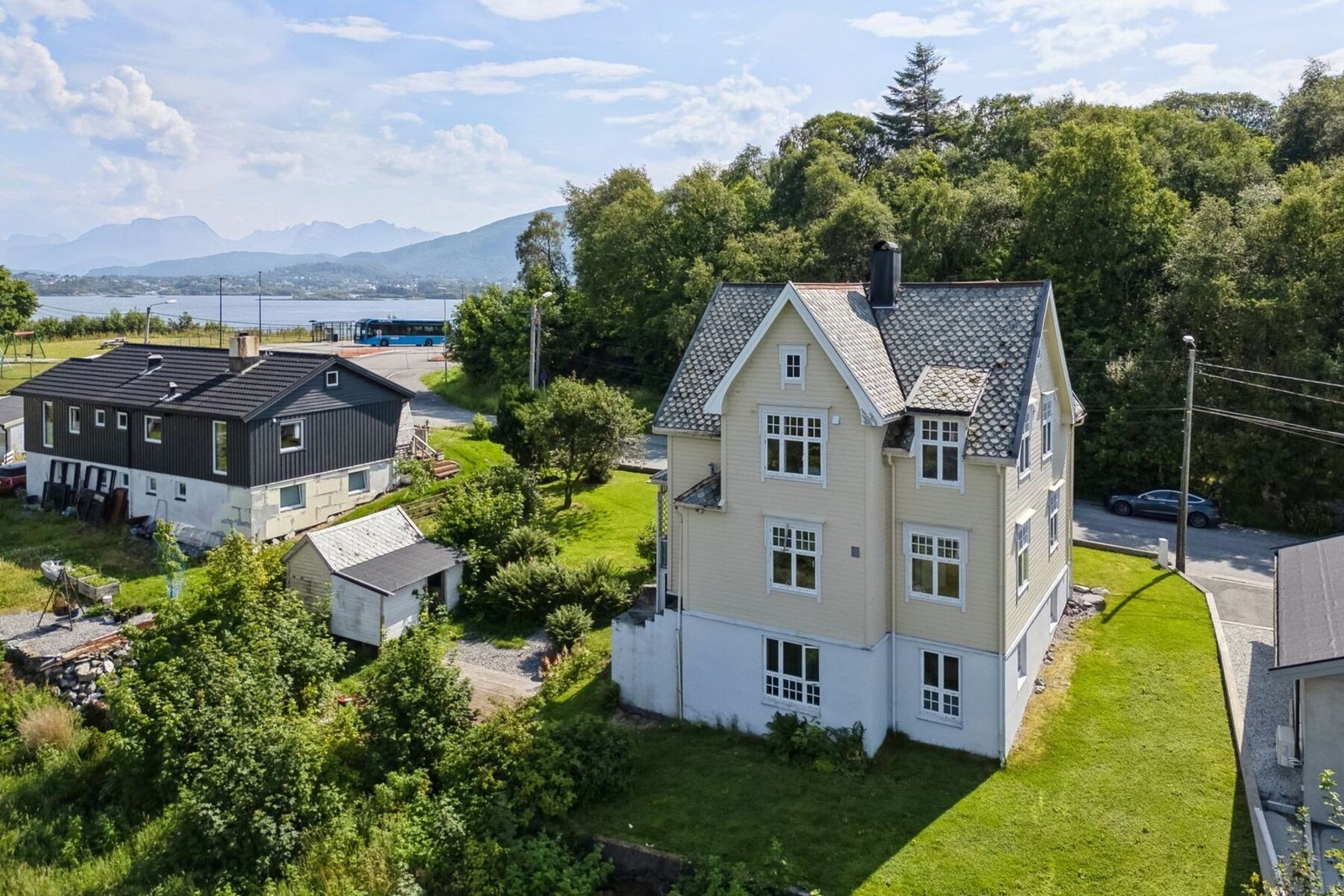 Rundt bygget er det flotte grøntområder med god boltringsplass for både store og små. Galleribilde
