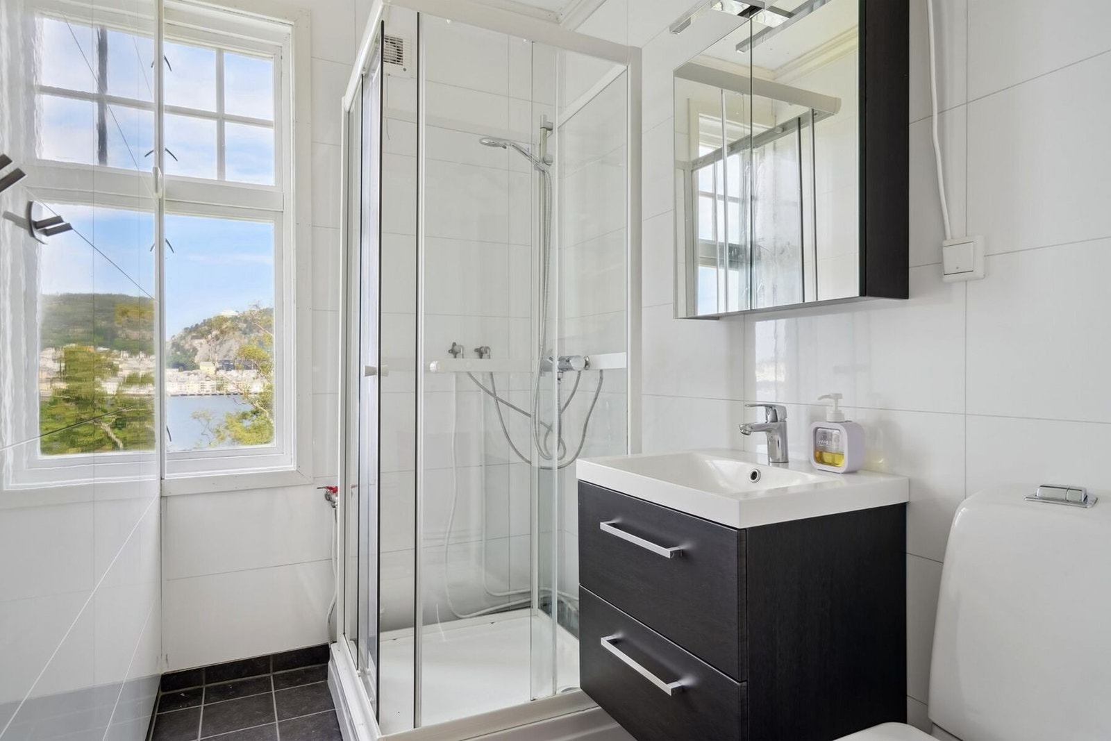 Badet ble oppgradert i 2011 og har våtromsplater på veggene, samt flislagt gulv med elektriske varmekabler. Galleribilde