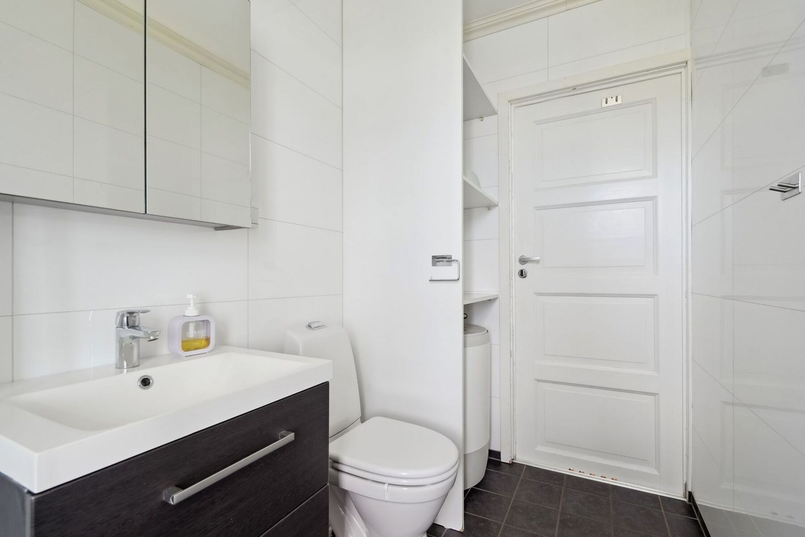 Badet kan kombineres med vaskerom og har opplegg for vaskemaskin. Galleribilde