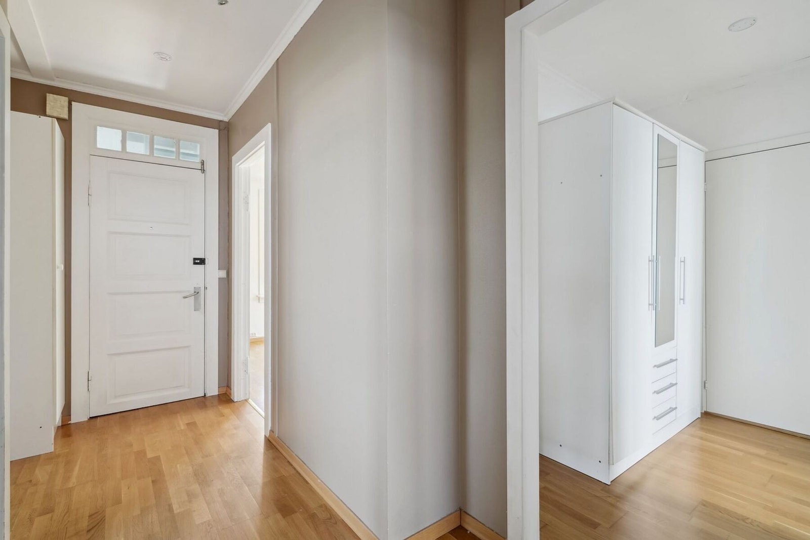 Gulvet i leiligheten er belagt med parkett, veggene er malt i lyse farger. Galleribilde