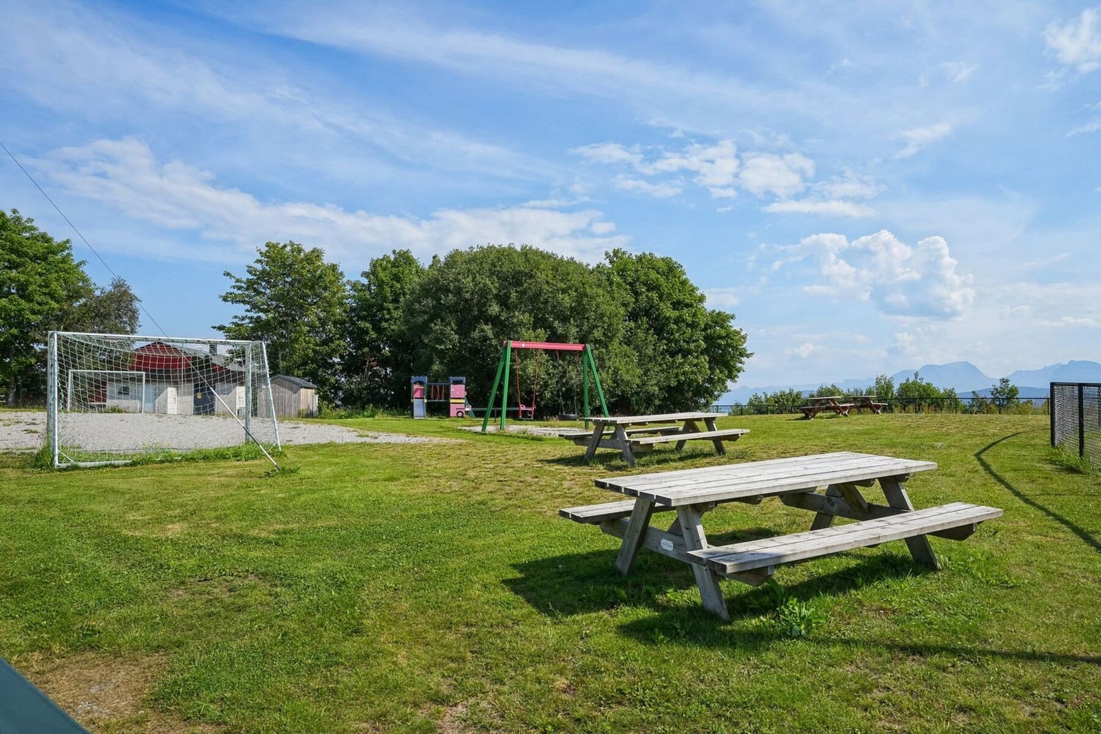 Nærområdet er rolig og barnevennlig og det er gangavstand til både lekeplass, turområder og flotte badeplasser. Galleribilde
