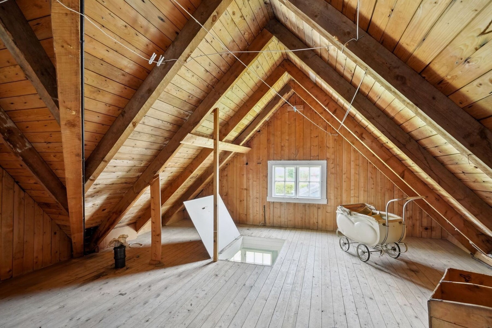 Med leiligheten medfølger det en uinnredet loftsetasje - Galleribilde