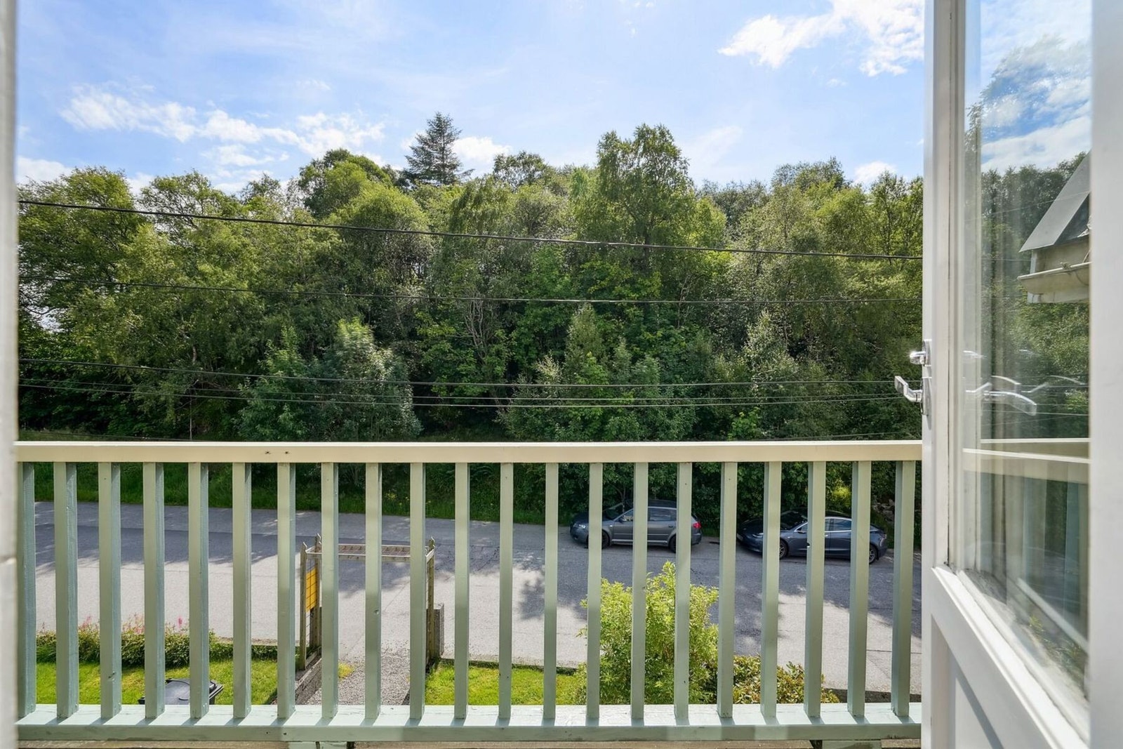 Fra stuen har man utgang til en sørvendt balkong på ca. 5 kvm - Galleribilde