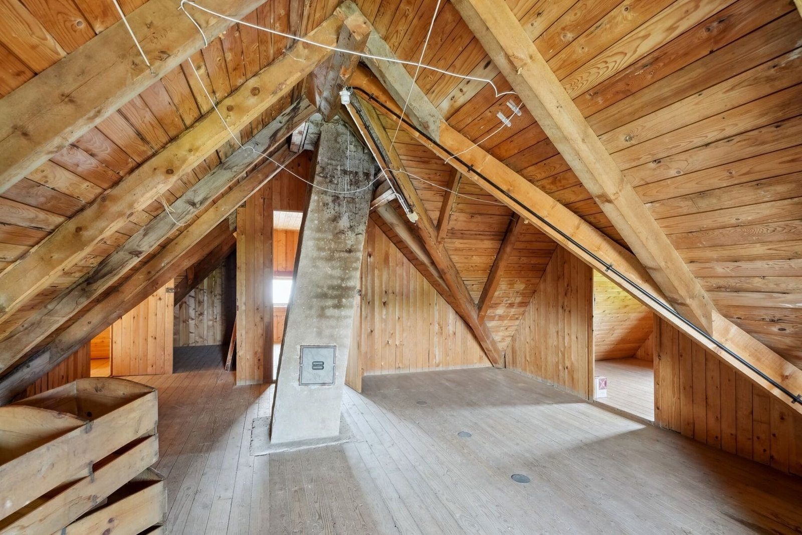 Loftet har et stort potensial med flere bruksområder, for den som er villig til å brette opp ermene og sette sitt preg på rommet. Galleribilde