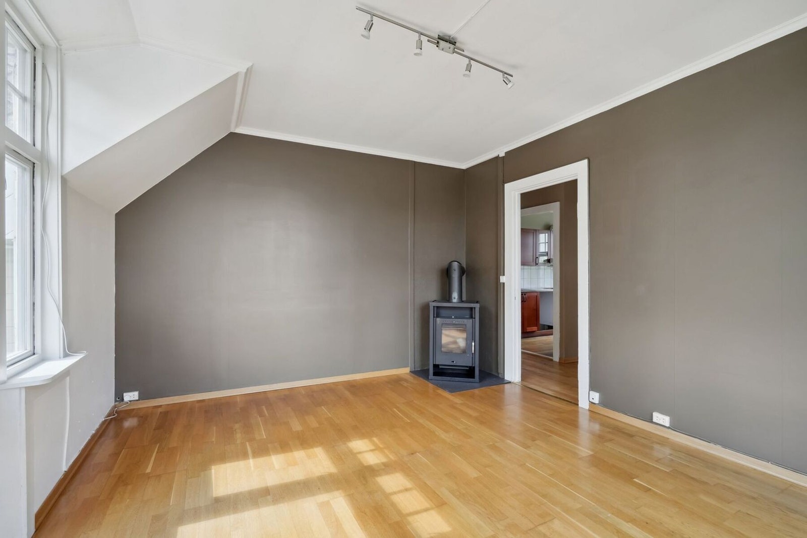 Leiligheten oppvarmes bla. gjennom vedovnen - denne sørger for både varme og hygge. Galleribilde