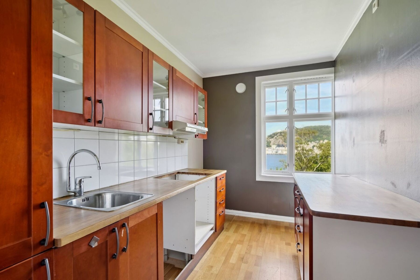 Kjøkkeninnredningen er fra 2011 og har rikelig med skap- og skuffeplass, med kirsebærfargede fronter. Galleribilde