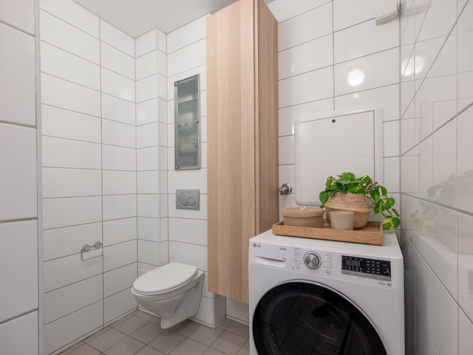 Inneholder vegghengt servant, speil m/ belysning/strømuttak, badekar med regnfallsdusj, vegghengt høyskap, innfelte hyller, vegghengt klosett og opplegg for vaskemaskin/tørketrommel. Galleribilde