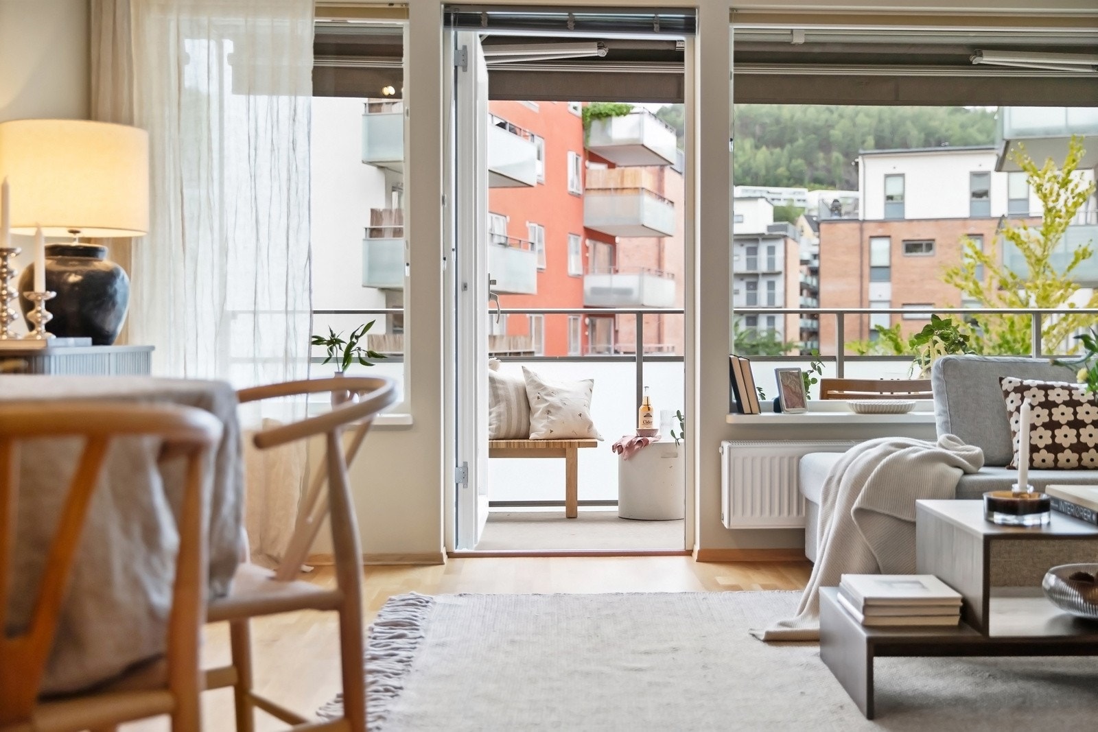 Fra stuen er det utgang til en stor balkong Galleribilde