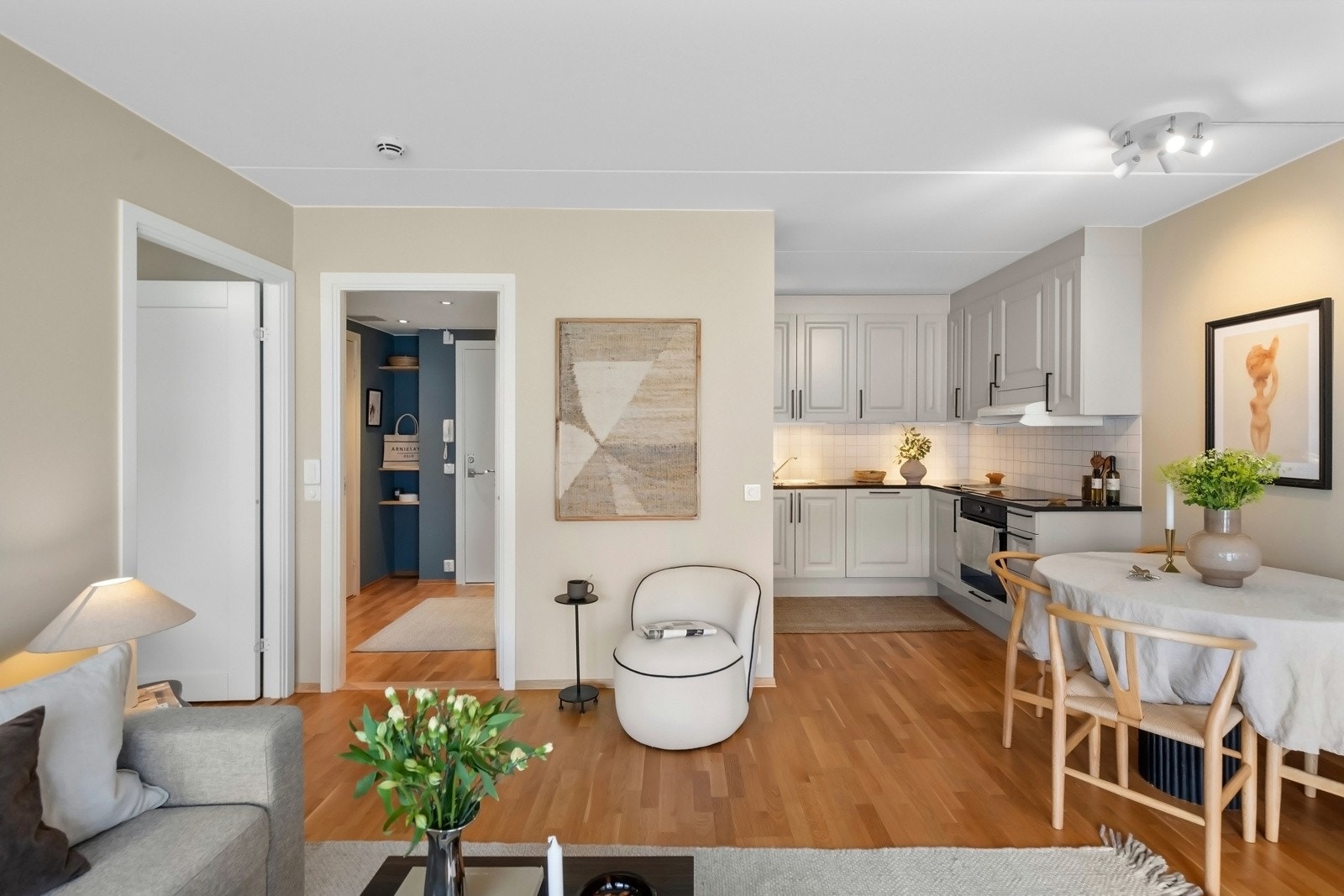 Leiligheten har en sosial og åpen planløsning Galleribilde