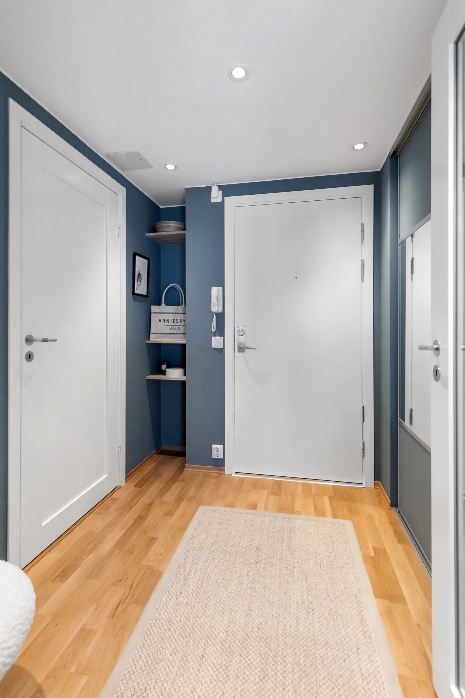 Leiligheten ligger i byggets 3. etasje og har adkomst via heis Galleribilde