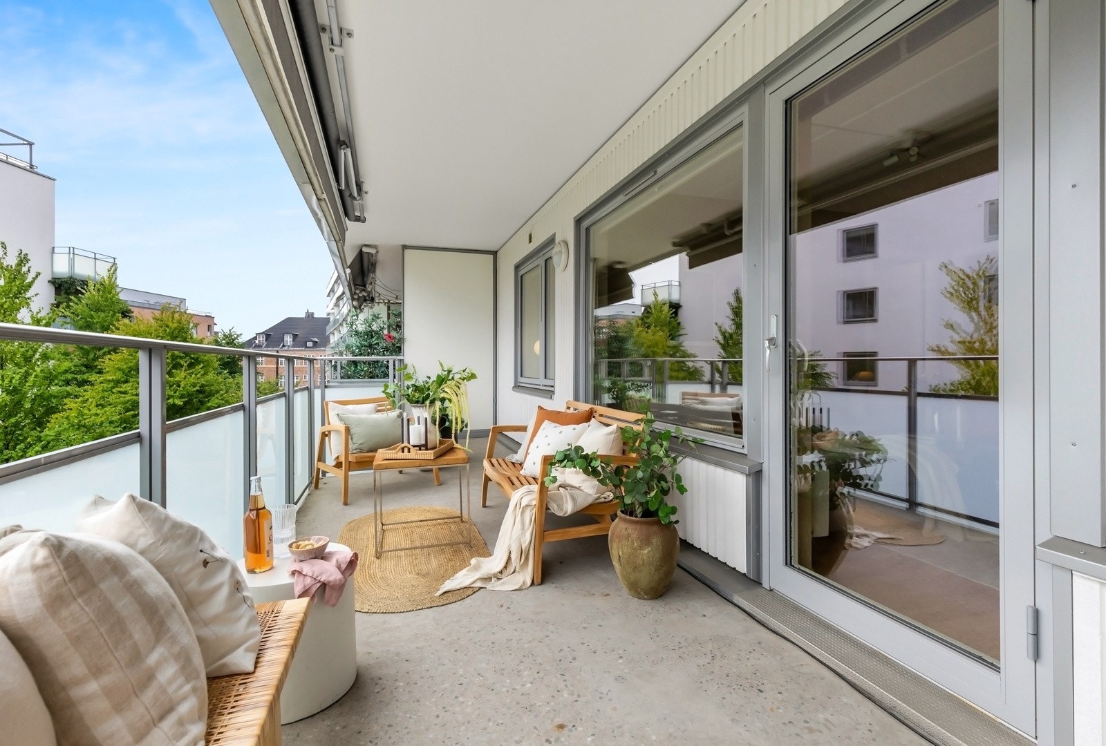 Utgang til en herlig, solrik terrasse på hele 14,5 kvm Galleribilde