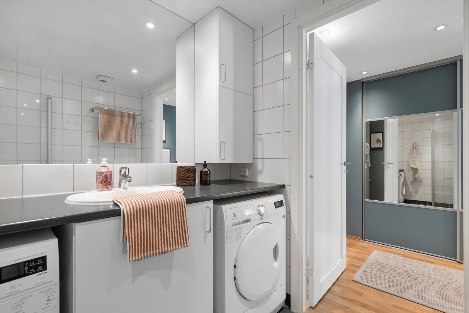 Det er opplegg for vaskemaskin og tørketrommel på badet Galleribilde