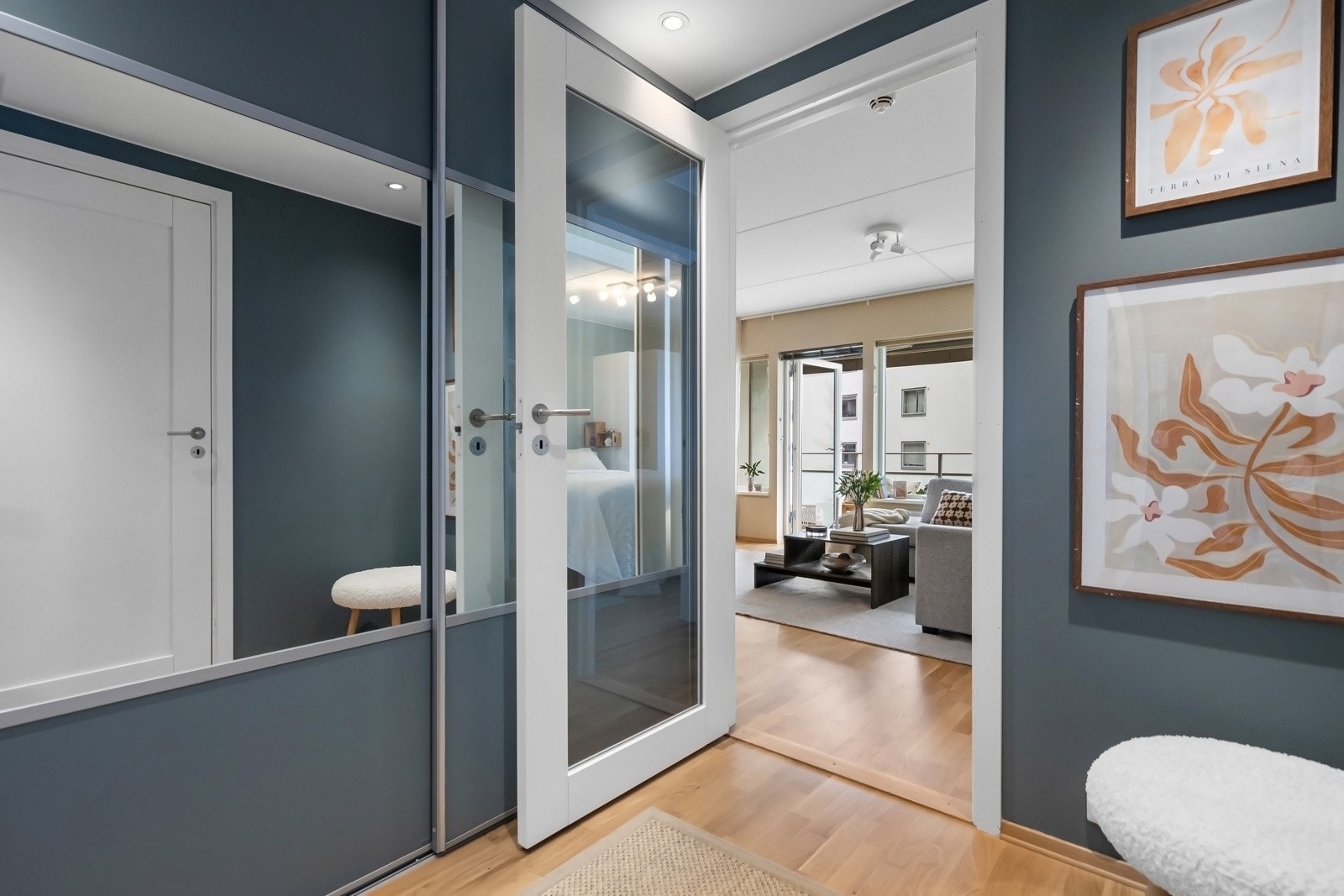 Romslig entré med stor skyvedørsgarderobe. Galleribilde