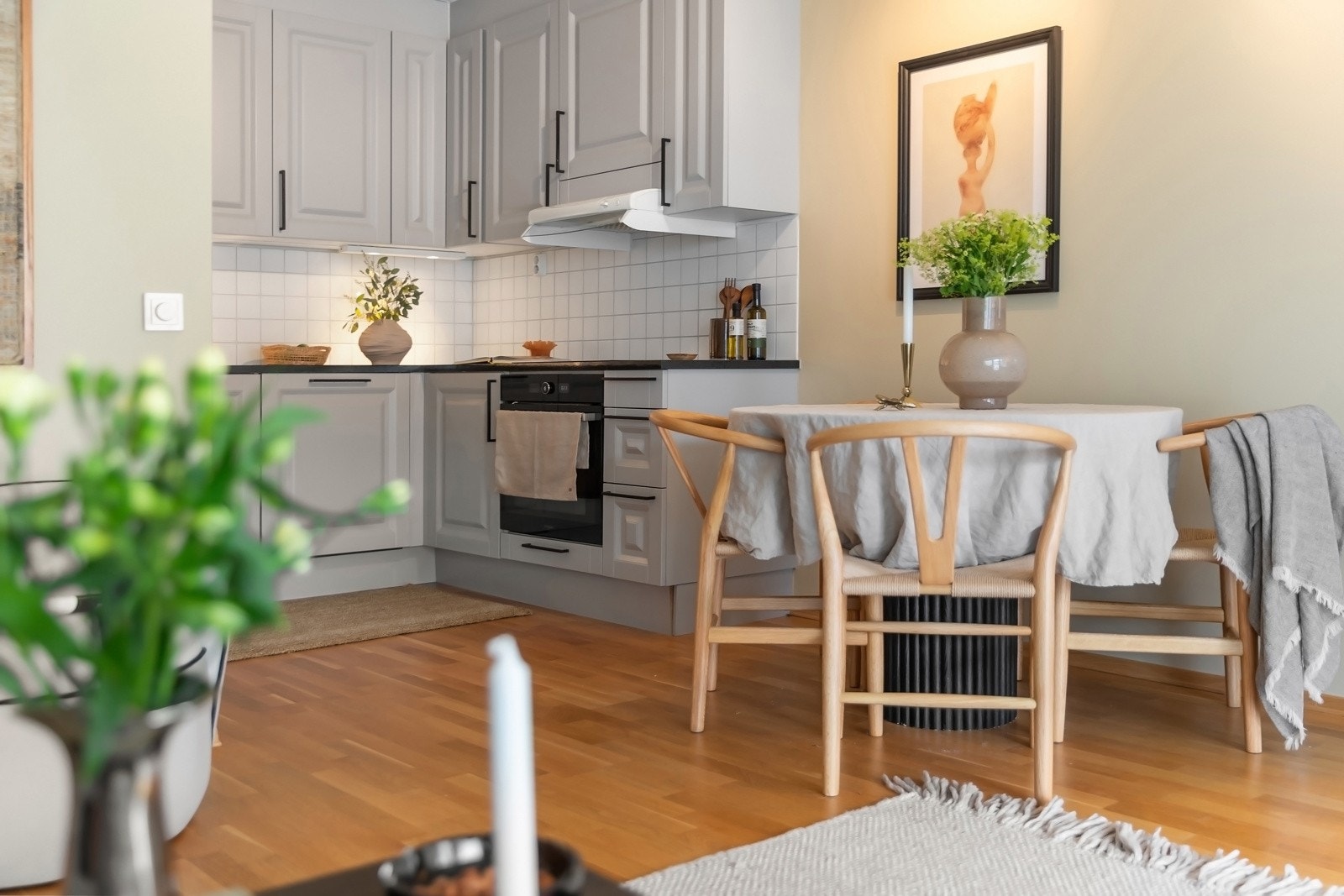 Plass til spisebord mellom stuen og kjøkkenet Galleribilde