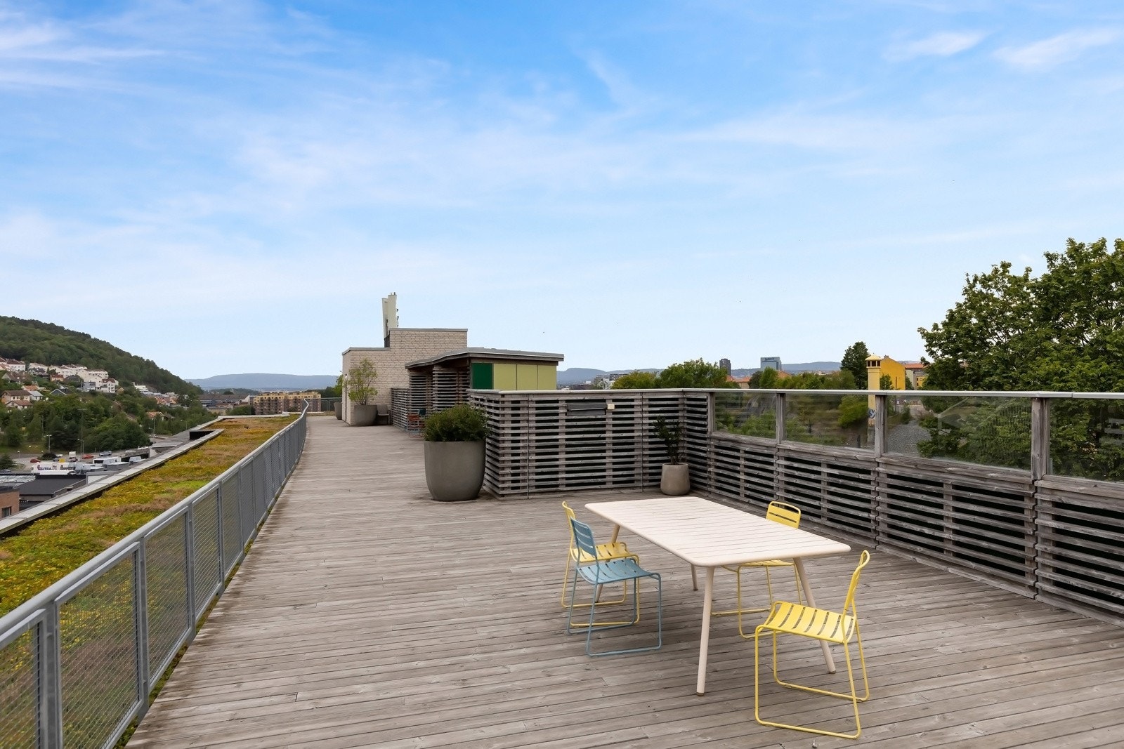 Stor felles takterrasse med fantastisk utsikt mot byen Galleribilde