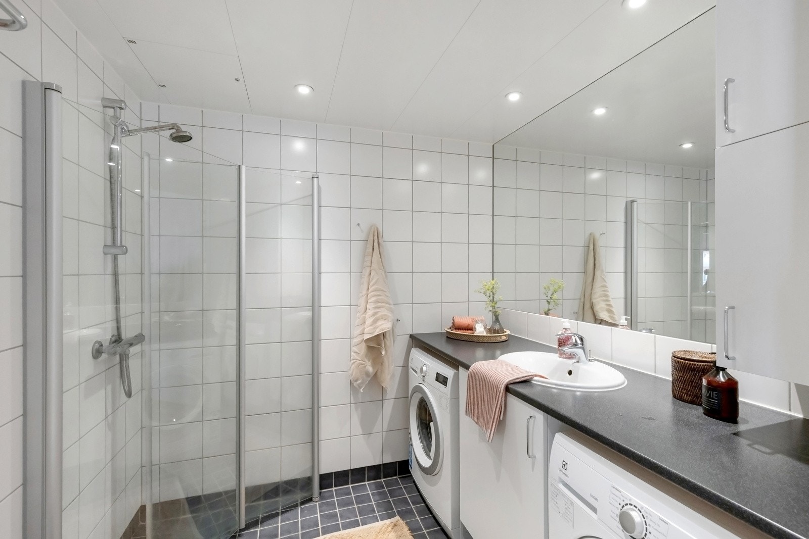 Flislagt bad med adkomst fra entré. Galleribilde