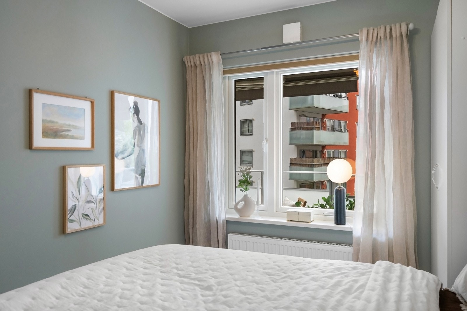 Store vindusflater og vegger malt i en behagelig, lun tone Galleribilde